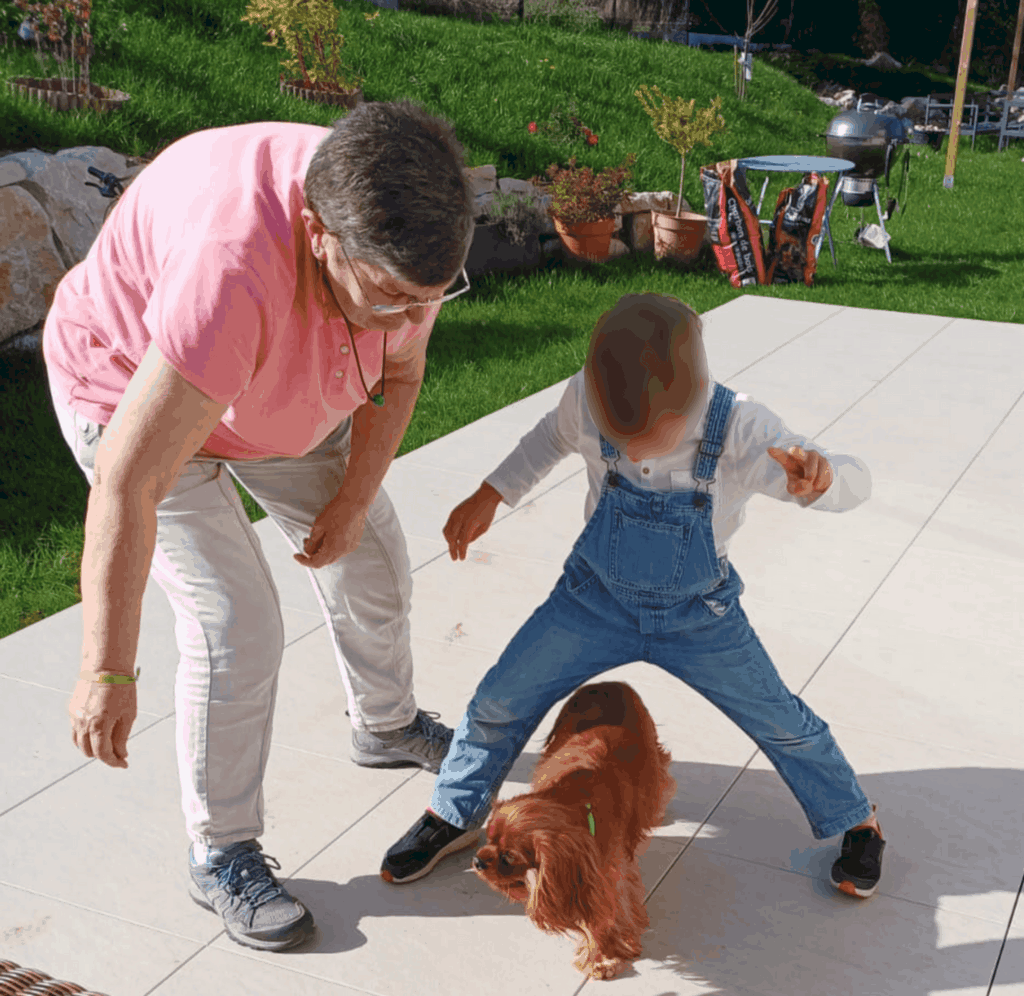 chien visiteur cavaler king charles passe entre les jambes d'un enfant